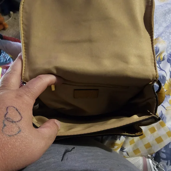 Elegant Tan Leather Crossbody Bag - Picture 5 of 9